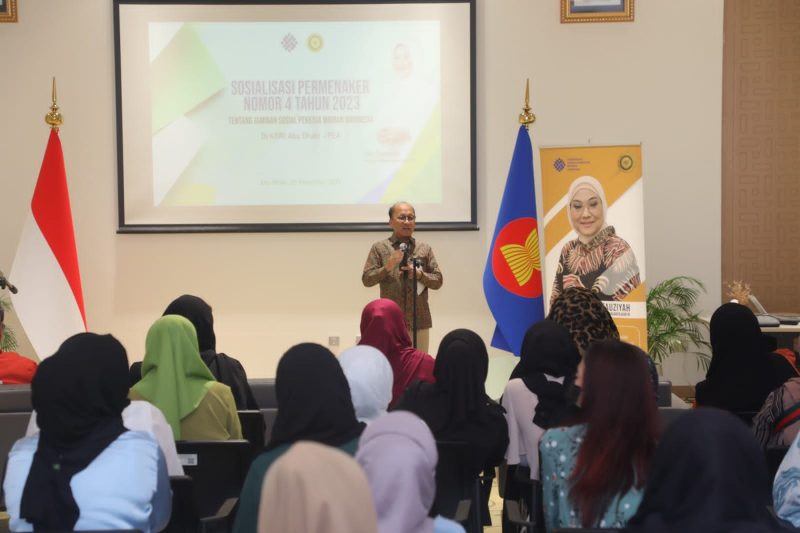 Sekjen kemnaker Anwar Sanusi saat mensosialisasikan Permenaker Nomor 4 Tahun 2023 Tentang Jaminan Sosial Pekerja Migran Indonesia di Abu Dhabi, Persatuan Emirat Arab. Foto: Kemenaker