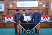 Rancangan Peraturan Daerah (Ranperda) tentang Pajak dan Retribusi Daerah disahkan menjadi Peraturan Daerah (Perda) dalam rapat paripurna yang digelar Dewan Perwakilan Rakyat Daerah (DPRD) Kota Tanjungpinang, Senin (27/11/2023). Foto: Diskominfo Tanjungpinang 