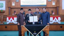 Rancangan Peraturan Daerah (Ranperda) tentang Pajak dan Retribusi Daerah disahkan menjadi Peraturan Daerah (Perda) dalam rapat paripurna yang digelar Dewan Perwakilan Rakyat Daerah (DPRD) Kota Tanjungpinang, Senin (27/11/2023). Foto: Diskominfo Tanjungpinang 