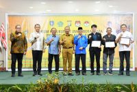 Sekdaprov Kepri Adi Prihantara mewakili Gubernur Kepri Ansar Ahmad, membuka kegiatan dialog Forum Kerukunan Umat Beragama (FKUB) Provinsi Kepulaua Riau, bertempat di Ballroom Hotel Golden View Bengkong Kota Batam, Senin (27/11/2023). Foto: Diskominfo Kepri
