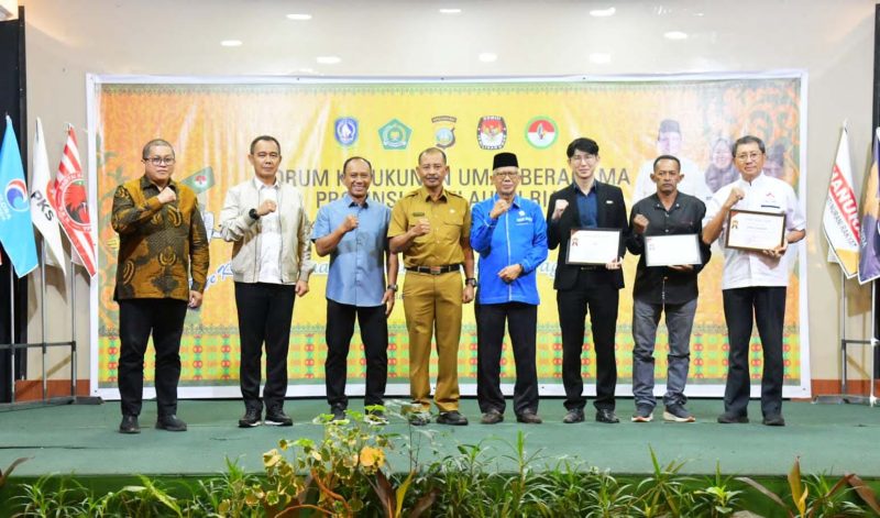 Sekdaprov Kepri Adi Prihantara mewakili Gubernur Kepri Ansar Ahmad, membuka kegiatan dialog Forum Kerukunan Umat Beragama (FKUB) Provinsi Kepulaua Riau, bertempat di Ballroom Hotel Golden View Bengkong Kota Batam, Senin (27/11/2023). Foto: Diskominfo Kepri

