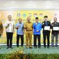 Sekdaprov Kepri Adi Prihantara mewakili Gubernur Kepri Ansar Ahmad, membuka kegiatan dialog Forum Kerukunan Umat Beragama (FKUB) Provinsi Kepulaua Riau, bertempat di Ballroom Hotel Golden View Bengkong Kota Batam, Senin (27/11/2023). Foto: Diskominfo Kepri 
