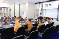 Pemerintah Kota Tanjungpinang mengikuti Rapat Koordinasi terkait Pengendalian Inflasi bersama Kementerian Dalam Negeri bersama TPID dan TPIP. Rapat yang turut dihadiri oleh Kepala Daerah se-Indonesia tersebut dilaksanakan secara virtual dan diikuti Penjabat (Pj.) Wali Kota Tanjungpinang, Hasan, S.Sos bertempat di Ruang Rapat Engku Putri Raja Hamidah, Kantor Wali Kota, Senin (27/11/2023). Foto: Diskominfo Tanjungpinang 