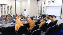Pemerintah Kota Tanjungpinang mengikuti Rapat Koordinasi terkait Pengendalian Inflasi bersama Kementerian Dalam Negeri bersama TPID dan TPIP. Rapat yang turut dihadiri oleh Kepala Daerah se-Indonesia tersebut dilaksanakan secara virtual dan diikuti Penjabat (Pj.) Wali Kota Tanjungpinang, Hasan, S.Sos bertempat di Ruang Rapat Engku Putri Raja Hamidah, Kantor Wali Kota, Senin (27/11/2023). Foto: Diskominfo Tanjungpinang 