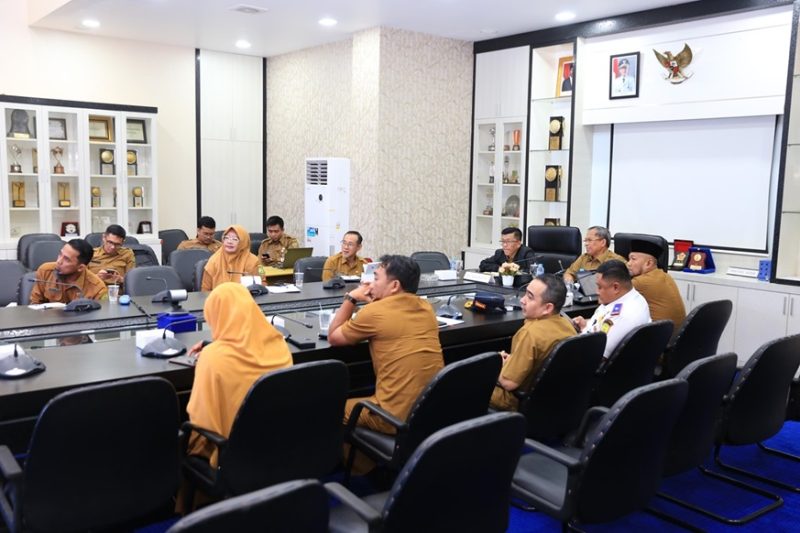 Pemerintah Kota Tanjungpinang mengikuti Rapat Koordinasi terkait Pengendalian Inflasi bersama Kementerian Dalam Negeri bersama TPID dan TPIP. Rapat yang turut dihadiri oleh Kepala Daerah se-Indonesia tersebut dilaksanakan secara virtual dan diikuti Penjabat (Pj.) Wali Kota Tanjungpinang, Hasan, S.Sos bertempat di Ruang Rapat Engku Putri Raja Hamidah, Kantor Wali Kota, Senin (27/11/2023). Foto: Diskominfo Tanjungpinang