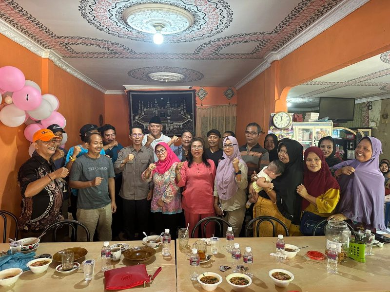 Pietra Paloh, caleg DPR RI Dapil Kepulauan Riau dari Partai NasDem dan Amsakar Achmad Wakil Wali Kota Batam berfoto bersama tokoh masyarakat Tiban Kampung. Foto: INIKEPRI.COM