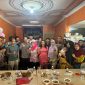 Pietra Paloh, caleg DPR RI Dapil Kepulauan Riau dari Partai NasDem dan Amsakar Achmad Wakil Wali Kota Batam berfoto bersama tokoh masyarakat Tiban Kampung. Foto: INIKEPRI.COM
