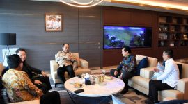 Peluncuran Satelit Republik Indonesia (Satria) 1 pada Senin (19/6) yang lalu tak lama lagi akan dirasakan dampaknya oleh masyarakat daerah terpencil, terdepan, dan tertinggal, yang dikenal sebagai daerah 3T di Kepulauan Riau. Hal itu dipastikan saat Gubernur Kepri Ansar Ahmad bertemu dengan Menteri Komunikasi dan Informatika (Menkominfo) RI Budi Arie Setiadi di Kemenkominfo, Jakarta, Selasa (28/11). Foto: Diskominfo Kepri 