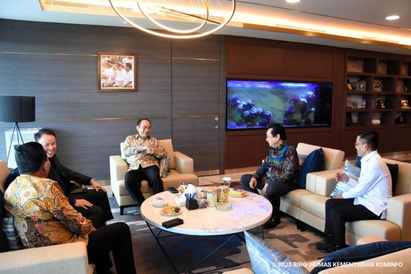 Peluncuran Satelit Republik Indonesia (Satria) 1 pada Senin (19/6) yang lalu tak lama lagi akan dirasakan dampaknya oleh masyarakat daerah terpencil, terdepan, dan tertinggal, yang dikenal sebagai daerah 3T di Kepulauan Riau. Hal itu dipastikan saat Gubernur Kepri Ansar Ahmad bertemu dengan Menteri Komunikasi dan Informatika (Menkominfo) RI Budi Arie Setiadi di Kemenkominfo, Jakarta, Selasa (28/11). Foto: Diskominfo Kepri 