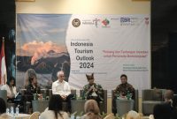 Menparekraf Sandiaga Uno dalam Indonesia Tourism Outlook 2024 bertajuk “Peluang dan Tantangan Investasi untuk Pariwisata Berkelanjutan” yang digelar oleh Forum Wartawan Pariwisata dan Ekonomi Kreatif (Forwaparekraf) di Hotel AOne Jakarta, Selasa (28/11/2023). Foto: Ibonk Forwaparekraf/Istimewa