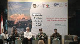 Menparekraf Sandiaga Uno dalam Indonesia Tourism Outlook 2024 bertajuk “Peluang dan Tantangan Investasi untuk Pariwisata Berkelanjutan” yang digelar oleh Forum Wartawan Pariwisata dan Ekonomi Kreatif (Forwaparekraf) di Hotel AOne Jakarta, Selasa (28/11/2023). Foto: Ibonk Forwaparekraf/Istimewa