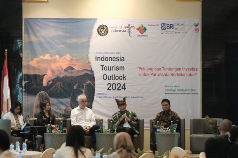 Menparekraf Sandiaga Uno dalam Indonesia Tourism Outlook 2024 bertajuk “Peluang dan Tantangan Investasi untuk Pariwisata Berkelanjutan” yang digelar oleh Forum Wartawan Pariwisata dan Ekonomi Kreatif (Forwaparekraf) di Hotel AOne Jakarta, Selasa (28/11/2023). Foto: Ibonk Forwaparekraf/Istimewa