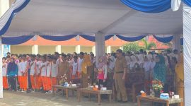 Staf Ahli Bidang Pemerintahan, Hukum, dan Politik Pemerintah Kota Tajungpinang,Teguh Ahmad Syafari, membuka kegiatan Aksi Bergizi Pemberian Tablet Tambah Darah bagi Remaja Putri, di SMP Negeri 16 Tanjungpinang, Kepulauan Riau (Kepri), Selasa (28/11/2023). Foto: Diskominfo Tanjungpinang 