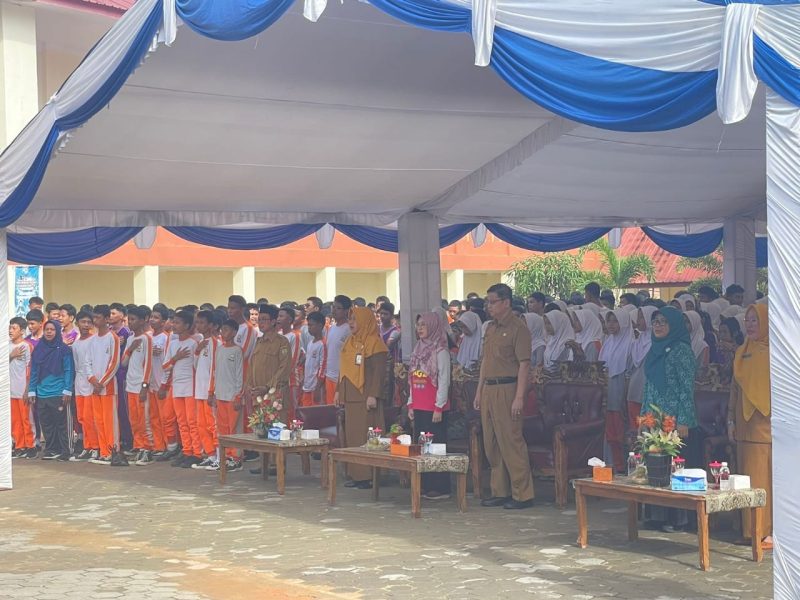 Staf Ahli Bidang Pemerintahan, Hukum, dan Politik Pemerintah Kota Tajungpinang,Teguh Ahmad Syafari, membuka kegiatan Aksi Bergizi Pemberian Tablet Tambah Darah bagi Remaja Putri, di SMP Negeri 16 Tanjungpinang, Kepulauan Riau (Kepri), Selasa (28/11/2023). Foto: Diskominfo Tanjungpinang 