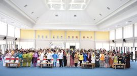 Dalam upaya bersama untuk mencegah stunting di Provinsi Kepulauan Riau khususnya di Kabupaten Bintan, Ketua TP-PKK Provinsi Kepulauan Riau Hj. Dewi Kumalasari Ansar resmi membuka kegiatan Gerakan Masyarakat (Gema) Cegah Stunting bersama Bunda Asuh di Aula Kantor Bupati Kabupaten Bintan, Rabu (29/11/2023). Foto: Diskominfo Kepri 
