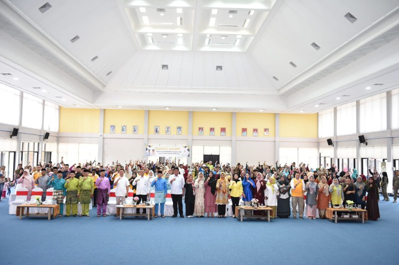 Dalam upaya bersama untuk mencegah stunting di Provinsi Kepulauan Riau khususnya di Kabupaten Bintan, Ketua TP-PKK Provinsi Kepulauan Riau Hj. Dewi Kumalasari Ansar resmi membuka kegiatan Gerakan Masyarakat (Gema) Cegah Stunting bersama Bunda Asuh di Aula Kantor Bupati Kabupaten Bintan, Rabu (29/11/2023). Foto: Diskominfo Kepri