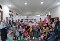 75 orang perempuan rentan dan miskin dari 18 kelurahan se- kota Tanjungpinang, tengah mengasah keterampilan mereka melalui pelatihan pembuatan buket. Foto: Diskominfo Tanjungpinang 