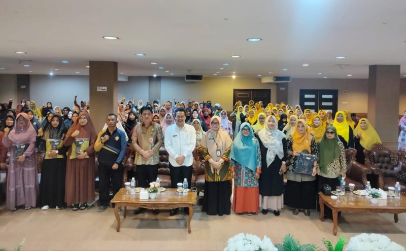 Pemerintah Kota (Pemko) Tanjungpinang memberikan sosialisasi kepada anggota Majelis Taklim terkait perannya dalam penurunan angka stunting di Tanjungpinang. Kegiatan dilaksanakan selama dua hari 30 November hingga 1 Desember 2023 di Hotel Bintan Plaza Tanjungpinang, Kamis (30/11/2023). Foto: Diskominfo Tanjungpinang 