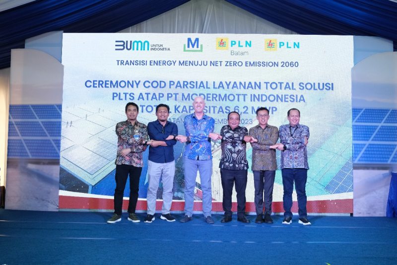 Keseriusan PT PLN Batam dalam percepatan peningkatan angka bauran energi sebesar 23% pada tahun 2025 dan transisi energi menuju _net zero emission_ tahun 2060, ditunjukkan dengan melaksanakan _commissioning_ secara bertahap Pembangkit Listrik Tenaga Surya (PLTS) Atap dengan kapasitas 6.2 Mega Watt peak (MWp) bersama PT Mc Dermott Indonesia pada Jumat, 24 November 2023. Foto: PLN Batam untuk INIKEPRI.COM
