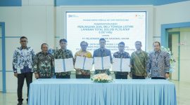 PT PLN Batam berkomitmen mendorong peningkatan pertumbuhan bauran Energi Baru dan Terbarukan (EBT) yang ditandai dengan penandatanganan Surat Perjanjian Jual Beli Tenaga Listrik (SPJBTL) PLTS Atap dengan beberapa pelanggan industri yang ada di Batam, Jumat, 24 November 2023. Foto: PLN Batam untuk INIKEPRI.COM