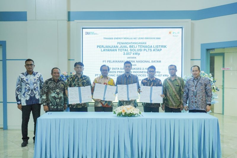 PT PLN Batam berkomitmen mendorong peningkatan pertumbuhan bauran Energi Baru dan Terbarukan (EBT) yang ditandai dengan penandatanganan Surat Perjanjian Jual Beli Tenaga Listrik (SPJBTL) PLTS Atap dengan beberapa pelanggan industri yang ada di Batam, Jumat, 24 November 2023. Foto: PLN Batam untuk INIKEPRI.COM