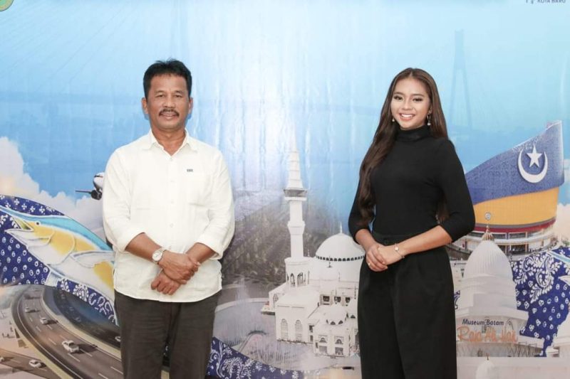 Wali kota Batam Muhammad Rudi bersama Dewi Aulia. Foto: Istimewa 