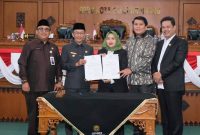 DPRD Kota Tanjungpinang menggelar rapat paripurna dengan agenda persetujuan dan penetapan rancangan Kebijakan Umum APBD dan Prioritas Plafon Anggaran Sementara (KUA-PPAS) APBD tahun 2024 sekaligus penandatanganan nota kesepakatan antara Pimpinan DPRD dengan Pj Wali Kota, Selasa (14/11/2023) di Kantor DPRD Kota Tanjungpinang, Senggarang. Foto: Diskominfo Tanjungpinang
