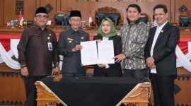 DPRD Kota Tanjungpinang menggelar rapat paripurna dengan agenda persetujuan dan penetapan rancangan Kebijakan Umum APBD dan Prioritas Plafon Anggaran Sementara (KUA-PPAS) APBD tahun 2024 sekaligus penandatanganan nota kesepakatan antara Pimpinan DPRD dengan Pj Wali Kota, Selasa (14/11/2023) di Kantor DPRD Kota Tanjungpinang, Senggarang. Foto: Diskominfo Tanjungpinang 

