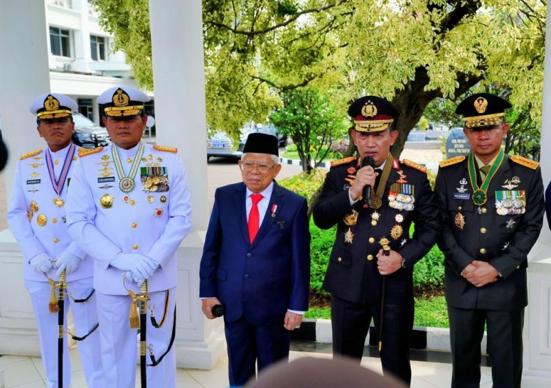 Kapolri Jenderal Listyo Sigit Prabowo memberikan keterangan usai mengikuti kegiatan penyematan tanda kehormatan Bintang Yudha Dharma Utama di Istana Wakil Presiden (Wapres) Jakarta, Selasa (14/11/2023). Foto: Humas Polri.