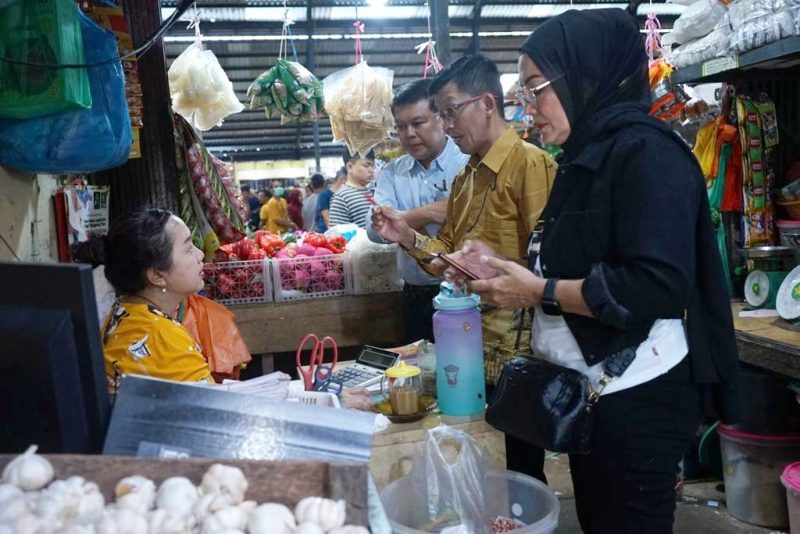 Pj Wali Kota Tanjungpinang Hasan saat meninjau pasar beberapa waktu lalu. Foto: Diskominfo Tanjungpinang 