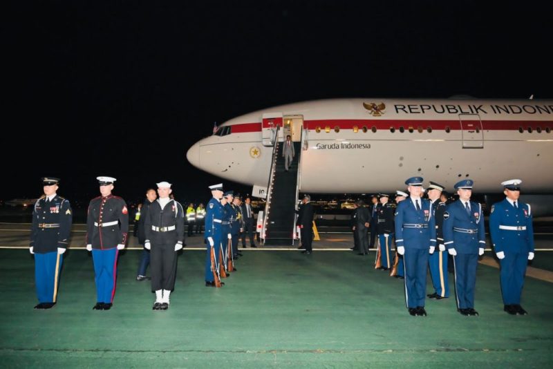 Presiden RI Joko Widodo (Jokowi) tiba di Bandara Internasional San Francisco, Amerika Serikat (AS), Rabu (15/11/2023). Foto: BPMI Setpres