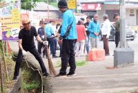 Penjabat Wali Kota Tanjungpinang Hasan, S.Sos mengimbau dan mengajak seluruh elemen masyarakat untuk terus meningkatkan partisipasi menjaga kebersihan lingkungan, terutama saluran drainase di kawasan pemukiman. Foto: Diskominfo Tanjungpinang 