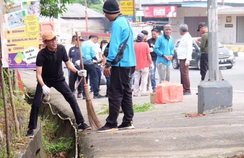 Penjabat Wali Kota Tanjungpinang Hasan, S.Sos mengimbau dan mengajak seluruh elemen masyarakat untuk terus meningkatkan partisipasi menjaga kebersihan lingkungan, terutama saluran drainase di kawasan pemukiman. Foto: Diskominfo Tanjungpinang 