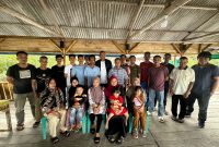 Pietra Paloh, ketua umum DPP GARPU yang juga caleg DPR RI Dapil Kepulauan Riau dari Partai NasDem berfoto bersama dengan tokoh masyarakat Desa Busung, Bintan. Foto: INIKEPRI.COM