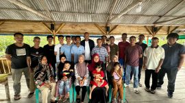 Pietra Paloh, ketua umum DPP GARPU yang juga caleg DPR RI Dapil Kepulauan Riau dari Partai NasDem berfoto bersama dengan tokoh masyarakat Desa Busung, Bintan. Foto: INIKEPRI.COM