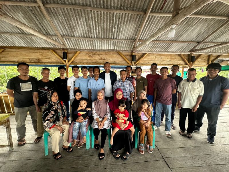 Pietra Paloh, ketua umum DPP GARPU yang juga caleg DPR RI Dapil Kepulauan Riau dari Partai NasDem berfoto bersama dengan tokoh masyarakat Desa Busung, Bintan. Foto: INIKEPRI.COM