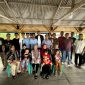 Pietra Paloh, ketua umum DPP GARPU yang juga caleg DPR RI Dapil Kepulauan Riau dari Partai NasDem berfoto bersama dengan tokoh masyarakat Desa Busung, Bintan. Foto: INIKEPRI.COM