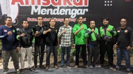 Komunitas ojek online berfoto bersama Wakil Wali Kota Batam Amsakar Achmad. Foto: INIKEPRI.COM