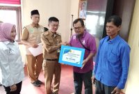 Pemko Tanjungpinang menyalurkan Bantuan Langsung Tunai (BLT) sebesar Rp550 ribu kepada masyarakat yang tidak mampu, Senin (4/12/2023). Foto: Diskominfo Tanjungpinang
