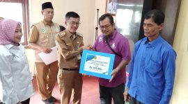 Pemko Tanjungpinang menyalurkan Bantuan Langsung Tunai (BLT) sebesar Rp550 ribu kepada masyarakat yang tidak mampu, Senin (4/12/2023). Foto: Diskominfo Tanjungpinang 
