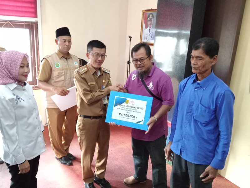 Pemko Tanjungpinang menyalurkan Bantuan Langsung Tunai (BLT) sebesar Rp550 ribu kepada masyarakat yang tidak mampu, Senin (4/12/2023). Foto: Diskominfo Tanjungpinang
