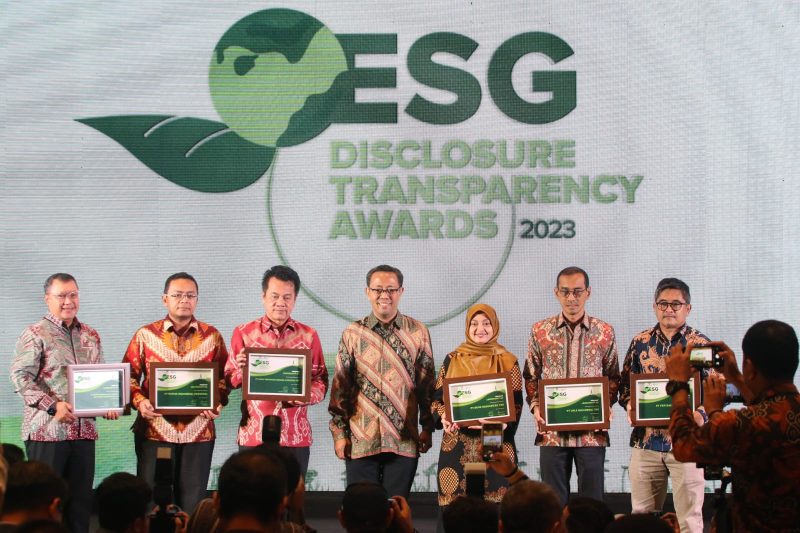 bank bjb meraih prestasi dengan mendapatkan Rating tinggi dengan predikat Leadership AA pada ajang ESG Disclosure Transparancy Awards 2023. Foto: bank bjb untuk INIKEPRI.COM