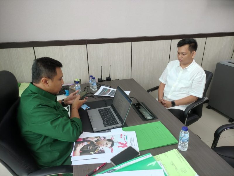 Tim Pengamanan Sumber Daya Organisasi (Tim PAM SDO)/Satgas 53 Kejaksaan Agung (Kejagung) mengamankan seorang berinisial IY yang mengaku sebagai jaksa. Foto: Puspenkum