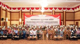 Sekretaris Daerah Provinsi Kepulauan Riau Adi Prihantara mengikuti acara penyerahan sertifikat dan peluncuran sertifikat tanah elektronik tahun 2023 secara daring dari Aula Wan Seri Beni, Dompak, Tanjungpinang, Senin (4/12/2023). Foto: Diskominfo Kepri 
