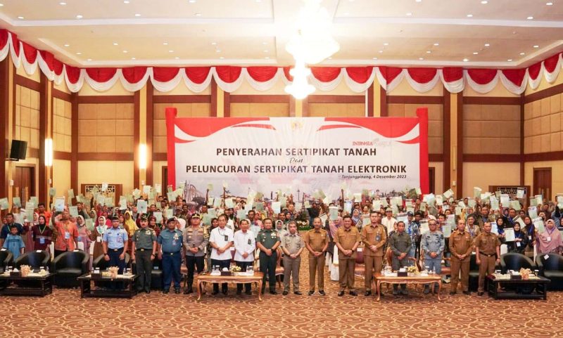 Sekretaris Daerah Provinsi Kepulauan Riau Adi Prihantara mengikuti acara penyerahan sertifikat dan peluncuran sertifikat tanah elektronik tahun 2023 secara daring dari Aula Wan Seri Beni, Dompak, Tanjungpinang, Senin (4/12/2023). Foto: Diskominfo Kepri
