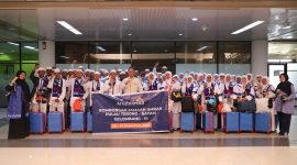 Setelah sebelumya menghadiri Tasyakuran Walimatus Safar Lil Umrah di Pulau Terong, BelakangPadang (30/11), pagi tadi, Selasa (5/12), Wakil Wali Kota Batam melepas kepergian puluhan jamaah umrah gelombang tiga, di Bandar Udara Internasional Hang Nadim Batam. Foto: INIKEPRI.COM