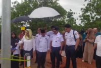Cen Sui Lan Anggota Komisi V DPR RI Fraksi Golkar Dapil Kepri meresmikan Penerangan Jalan Umum (PJU) warning light kampus Sekolah Tinggi Agama Islam Negeri (STAIN) Sultan Abdurahman (SAR) Kepri di Toapaya Asri, Senin (27/11/2023). Foto: Istimewa 