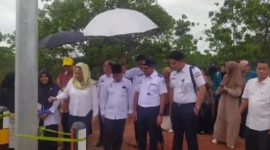 Cen Sui Lan Anggota Komisi V DPR RI Fraksi Golkar Dapil Kepri meresmikan Penerangan Jalan Umum (PJU) warning light kampus Sekolah Tinggi Agama Islam Negeri (STAIN) Sultan Abdurahman (SAR) Kepri di Toapaya Asri, Senin (27/11/2023). Foto: Istimewa 