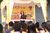 Cen Sui Lan Anggota DPR RI Fraksi Golkar Dapil Kepri memberikan sambutan sekaligus menyerahkan bus Kampus kepada STT REAL Batam, Senin (4/12/2023). Turut dihadiri Dr Fransiskus Irwan Widjaja MAIE MMIs selaku Ketua STT REAL Batam. Foto: nurul atia/suaraserumpun.com