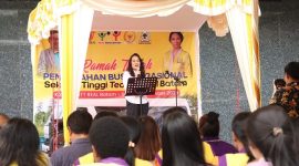Cen Sui Lan Anggota DPR RI Fraksi Golkar Dapil Kepri memberikan sambutan sekaligus menyerahkan bus Kampus kepada STT REAL Batam, Senin (4/12/2023). Turut dihadiri Dr Fransiskus Irwan Widjaja MAIE MMIs selaku Ketua STT REAL Batam. Foto: nurul atia/suaraserumpun.com